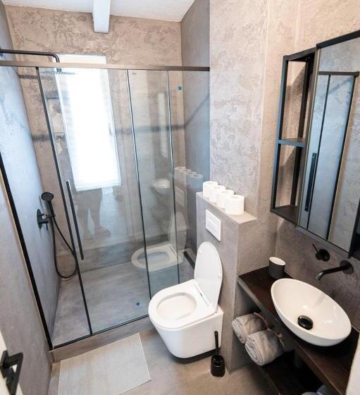 Tiny House, Podkrovní Apartmán A Apartmán S Výhledem Do Zahrady