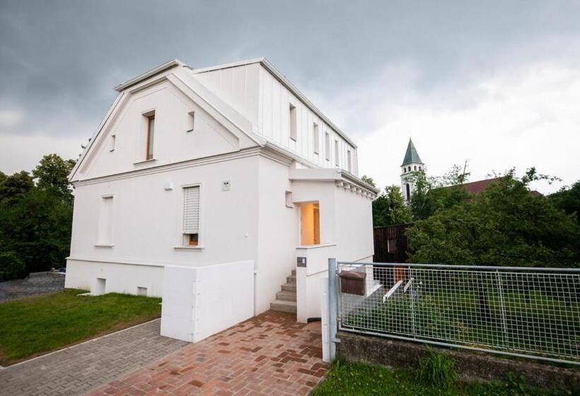 Tiny House, Podkrovní Apartmán A Apartmán S Výhledem Do Zahrady