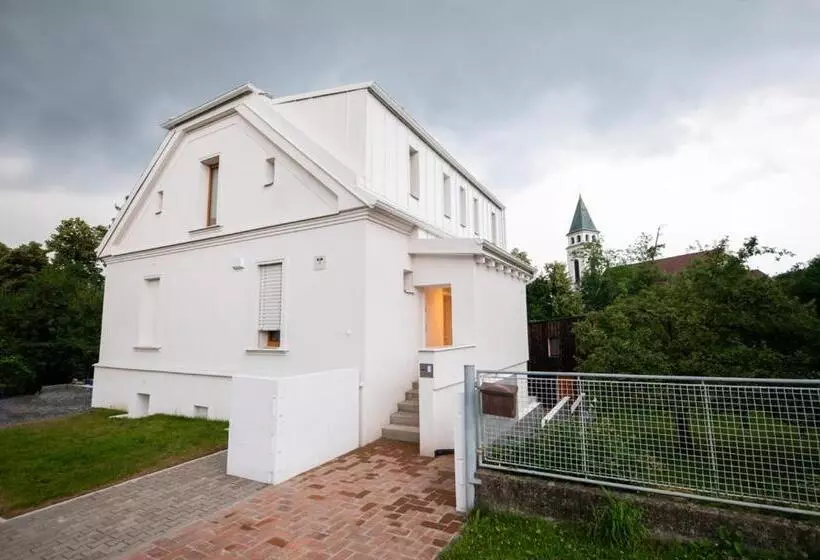 Tiny House, Podkrovní Apartmán A Apartmán S Výhledem Do Zahrady