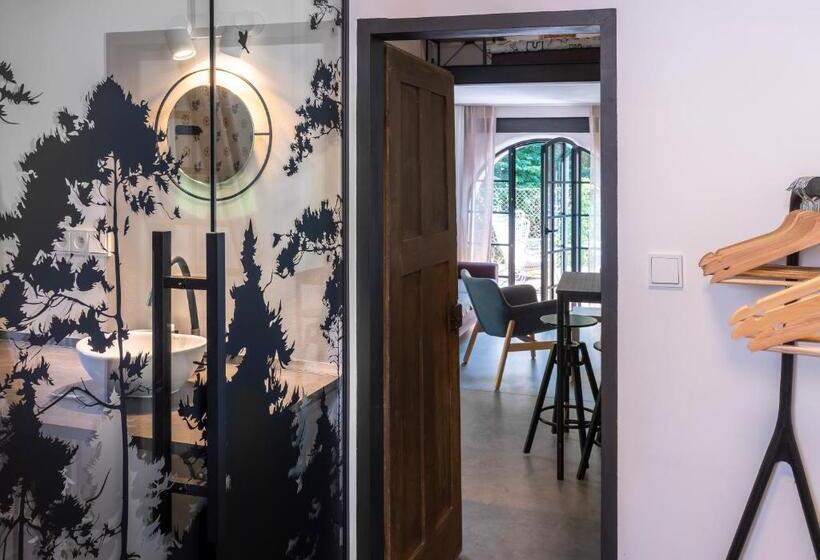 Tiny House, Podkrovní Apartmán A Apartmán S Výhledem Do Zahrady