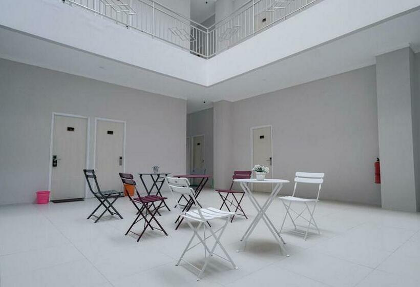 Urbanview Hotel Bari Syariah Palembang By Reddoorz