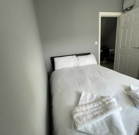 Luton Short Term Lets   Cardiff Road