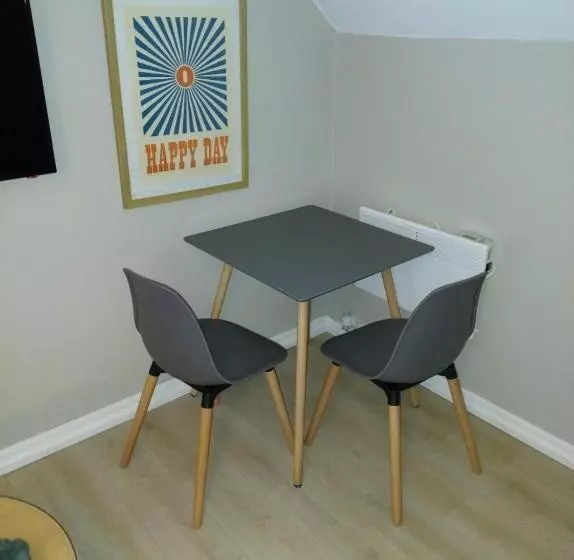 Lovely Bijou Loft Apt, One Road Back From The Sea