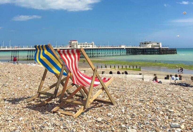 Lovely Bijou Loft Apt, One Road Back From The Sea