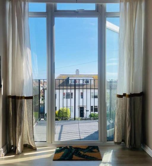 Lovely Bijou Loft Apt, One Road Back From The Sea