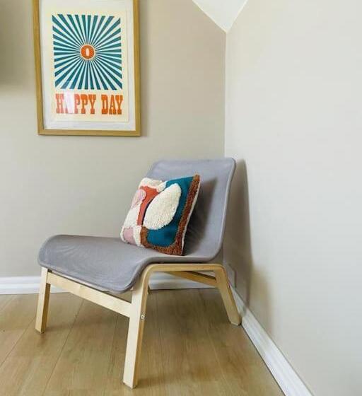 Lovely Bijou Loft Apt, One Road Back From The Sea