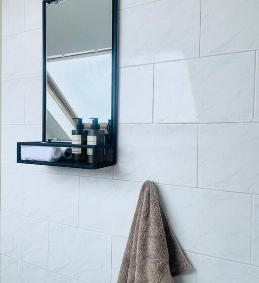 Lovely Bijou Loft Apt, One Road Back From The Sea