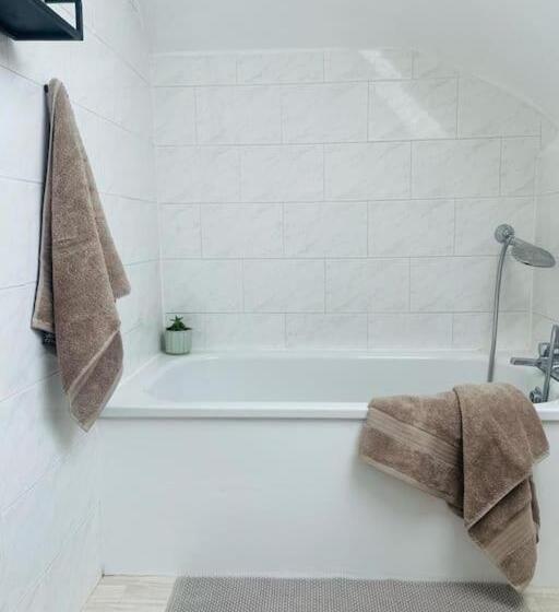 Lovely Bijou Loft Apt, One Road Back From The Sea