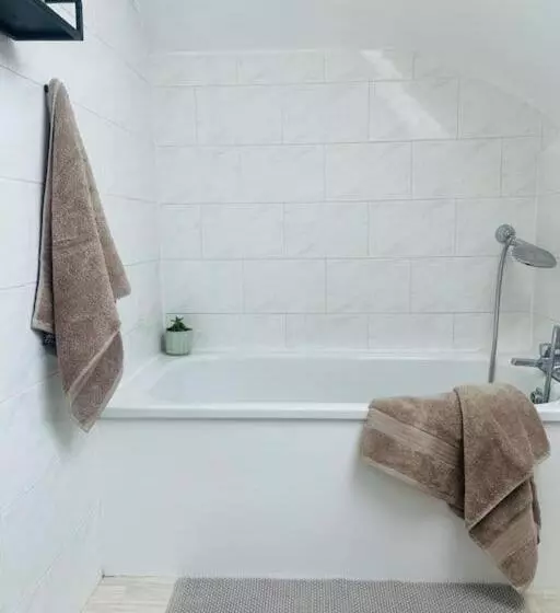 Lovely Bijou Loft Apt, One Road Back From The Sea