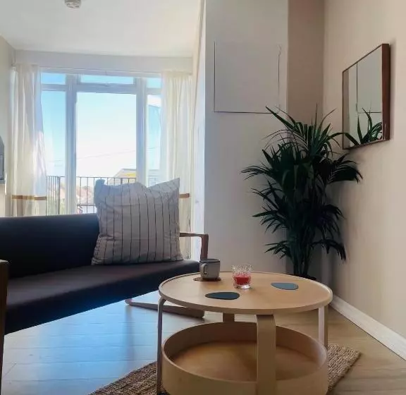 Lovely Bijou Loft Apt, One Road Back From The Sea