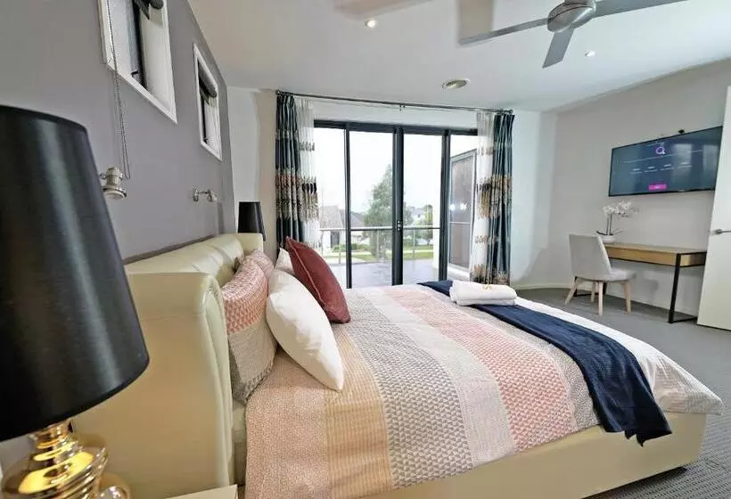 Luxury 7brm Entire House Lakeview Blackswans Wifi Bbq Resort