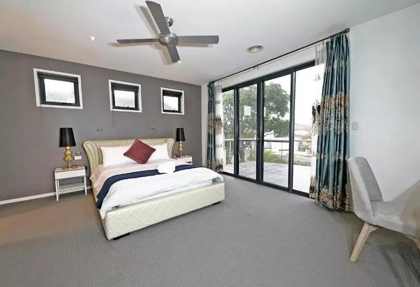 Luxury 7brm Entire House Lakeview Blackswans Wifi Bbq Resort