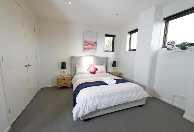 Luxury 7brm Entire House Lakeview Blackswans Wifi Bbq Resort