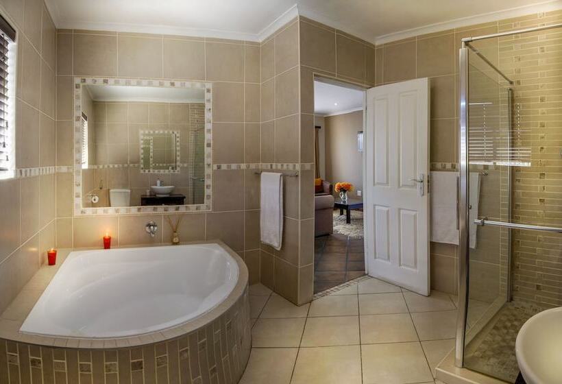 Пансион Room In B&b   Cozy Guest Room With Double Bed, Sofa Bed And Kitchen, Near Port Elizabeth