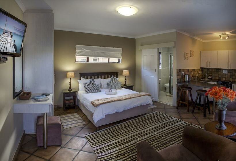 Пансион Room In B&b   Cozy Guest Room With Double Bed, Sofa Bed And Kitchen, Near Port Elizabeth