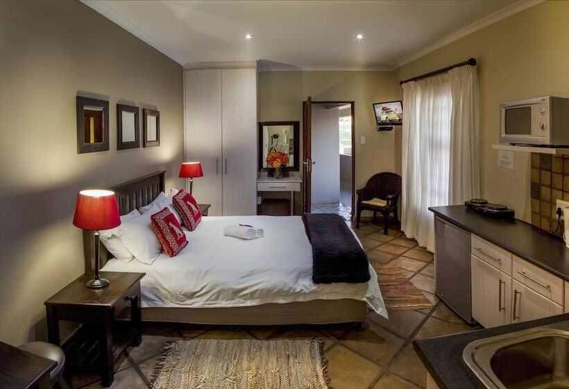 Пансион Room In B&b   Cozy Guest Room With Double Bed, Sofa Bed And Kitchen, Near Port Elizabeth