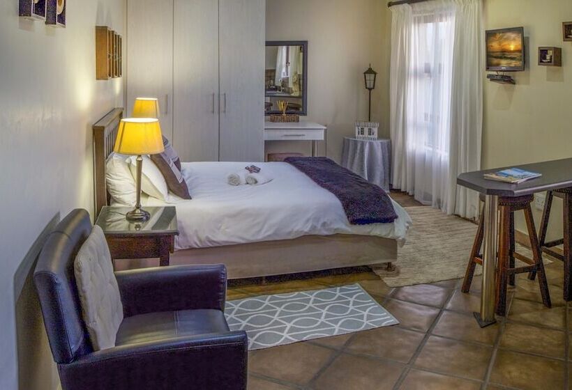 Пансион Room In B&b   Cozy Guest Room With Double Bed, Sofa Bed And Kitchen, Near Port Elizabeth