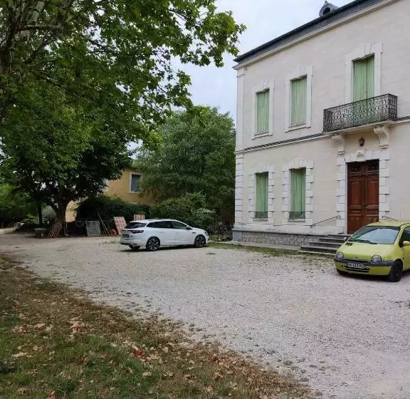 Majatalo Petit Gîte Familial Au Domaine De Valmont