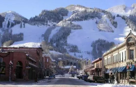 Hotelli Luxury 1 Bedroom Downtown Aspen Vacation Rental With Access To A Heated Pool, Hot Tubs, Game Room An