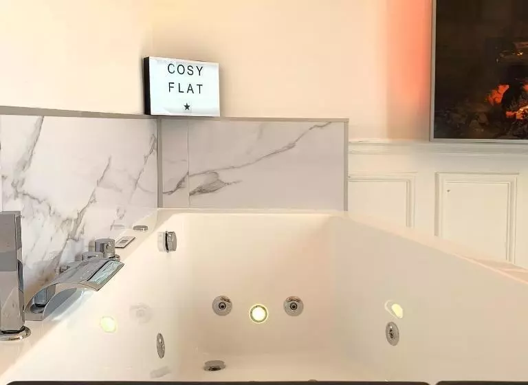 La Marquise   Cosy Flat   Jacuzzi   Senlis