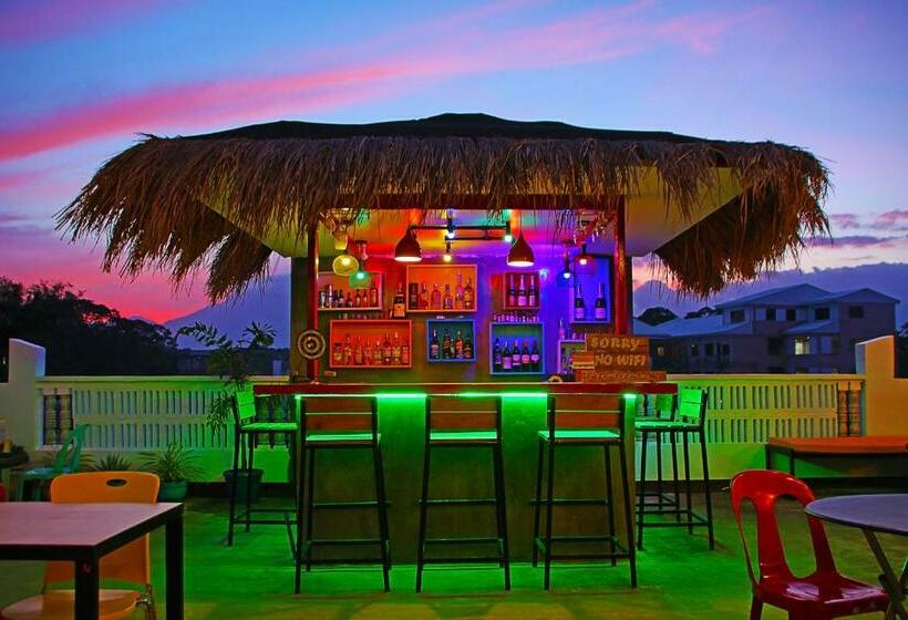 הוסטל Antwet Backpacker S Inn & Rooftop Bar