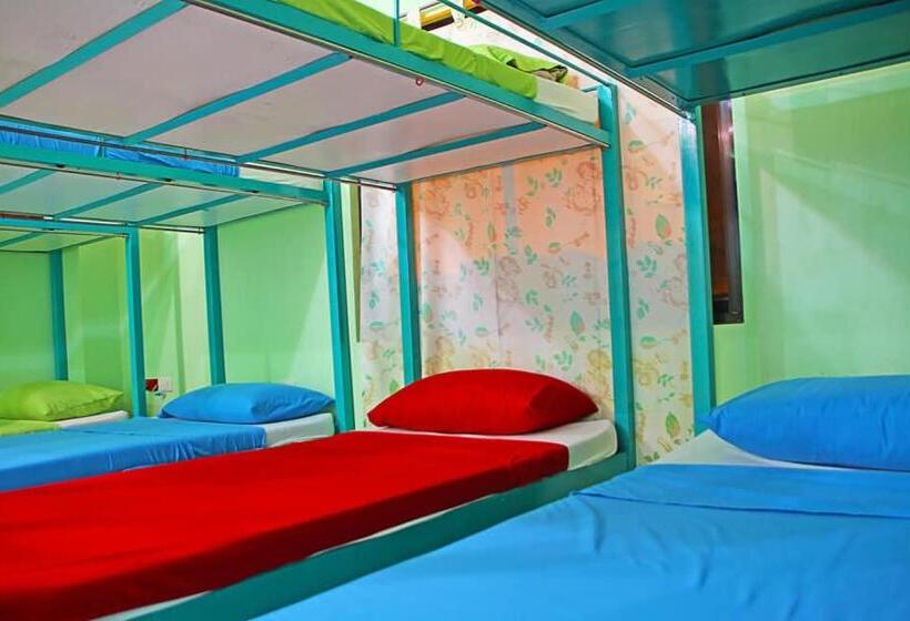 הוסטל Antwet Backpacker S Inn & Rooftop Bar