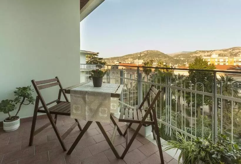 تختخواب و صبحانه Central Plaza Sorrento Coast