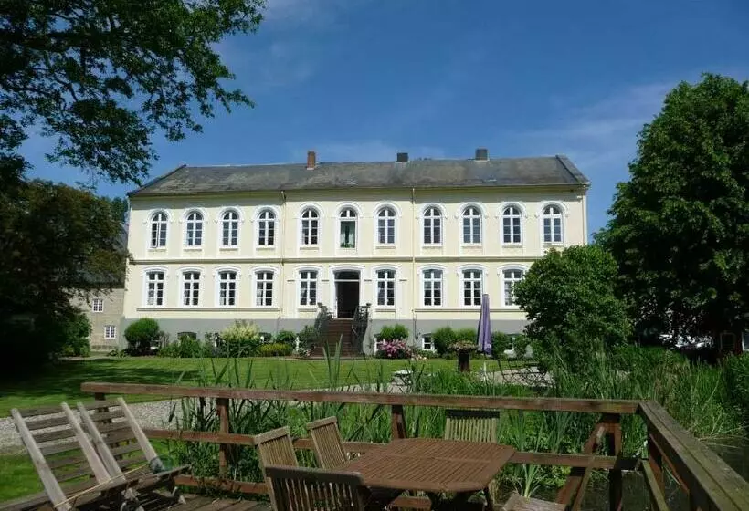 Hotelli Ferienwohnungen Gut Oestergaard