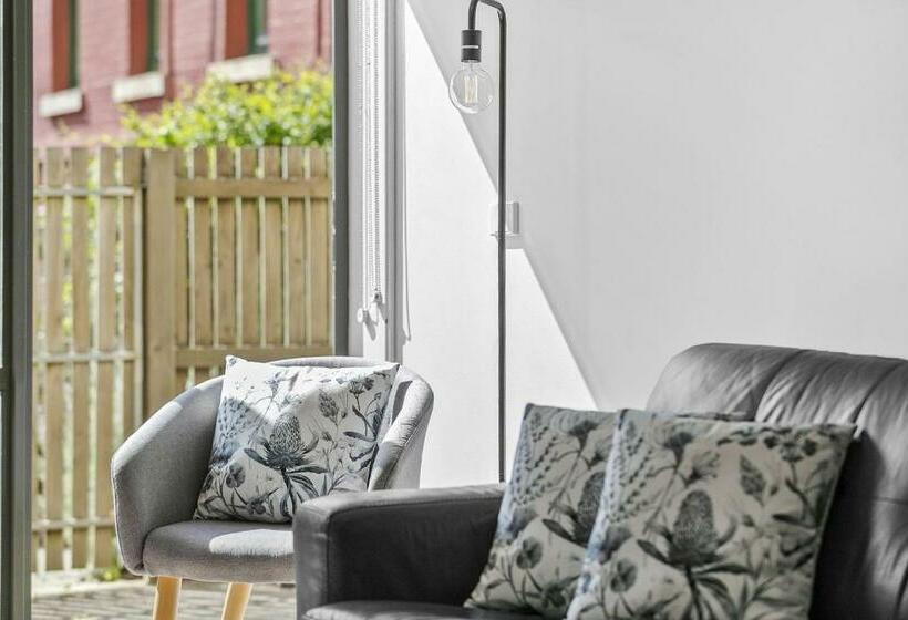 Apartment 6 Pacific Apartments