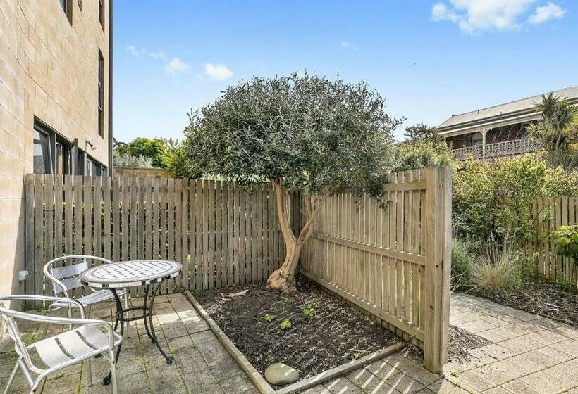 Apartment 6 Pacific Apartments