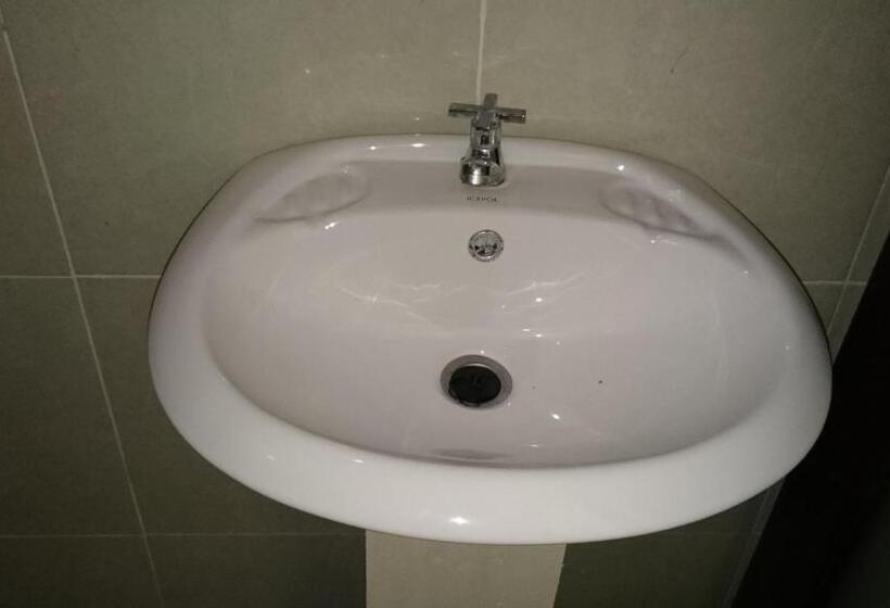 פנסיון Barracuda Beach Hostel