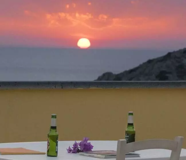 Общежитие Argentiera Inn