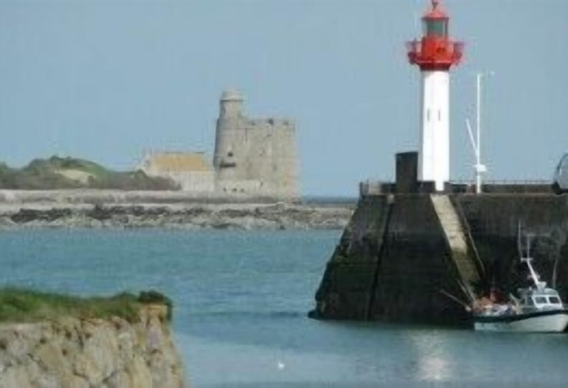 Отель Au Moyne De Saire