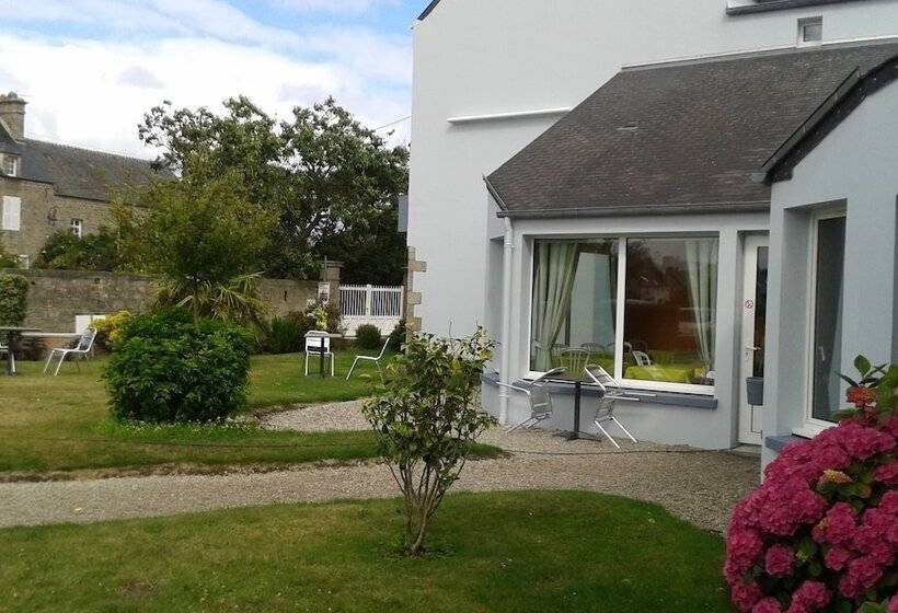 Отель Au Moyne De Saire