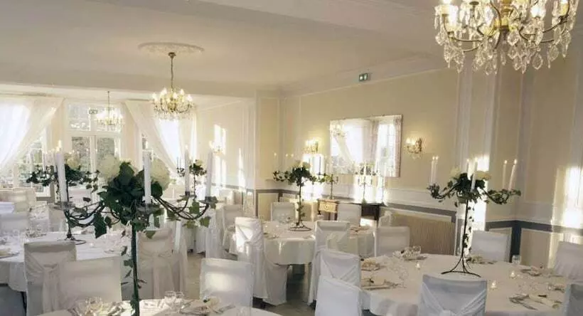 호텔 Hôtel Les 3 Falaises