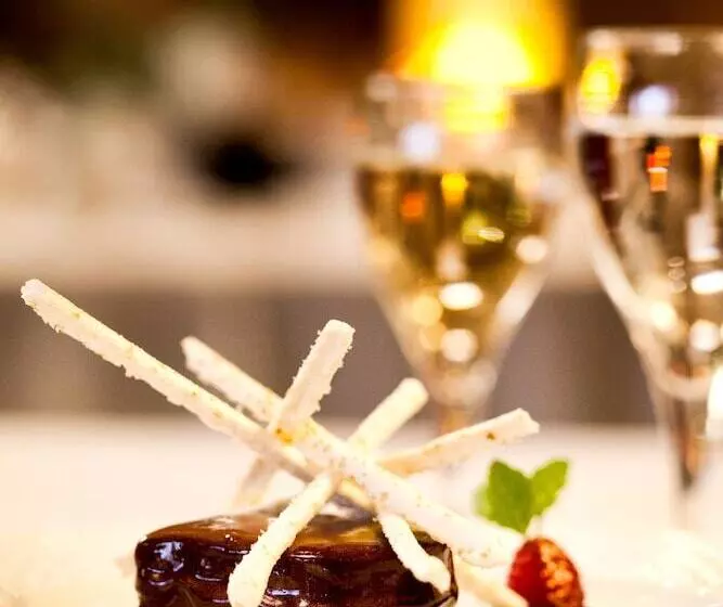 Отель Logis Hôtel & Restaurant Arcombelle