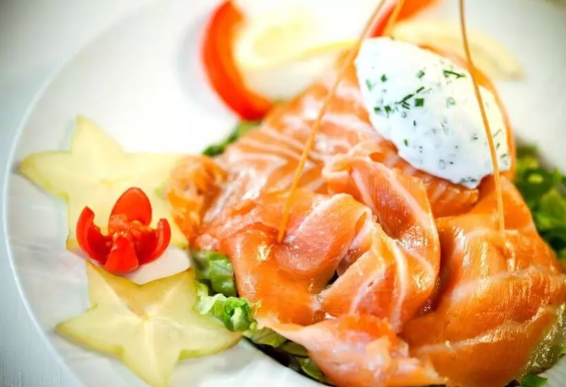 Отель Logis Hôtel & Restaurant Arcombelle