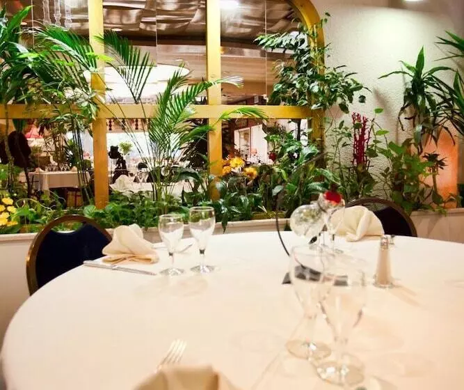 Отель Logis Hôtel & Restaurant Arcombelle