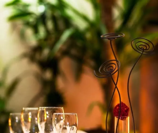 Отель Logis Hôtel & Restaurant Arcombelle