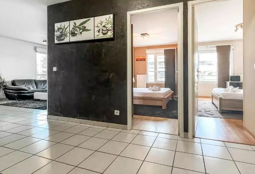 Homey Genius   à 100 M De La Douane/terrasse Privée