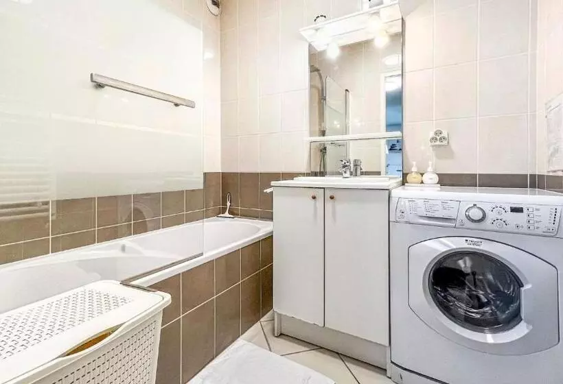 Homey Genius   à 100 M De La Douane/terrasse Privée