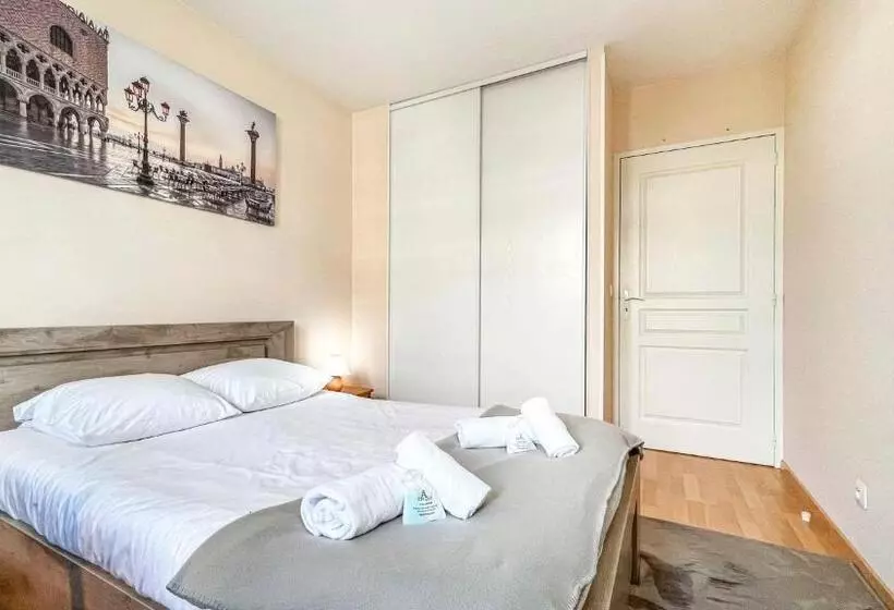 Homey Genius   à 100 M De La Douane/terrasse Privée