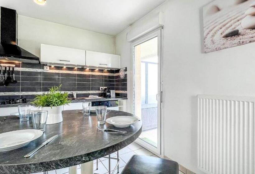 Homey Genius   à 100 M De La Douane/terrasse Privée