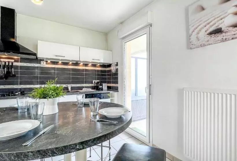 Homey Genius   à 100 M De La Douane/terrasse Privée