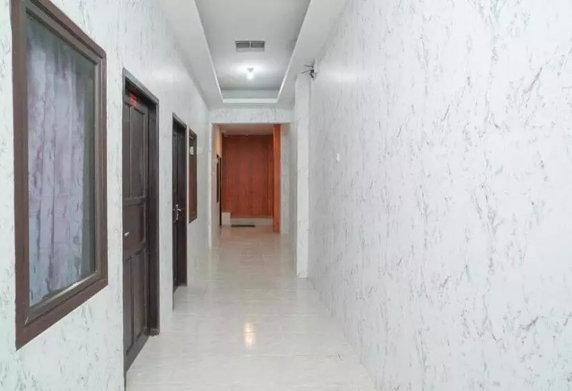 ホテル Reddoorz Plus Near Itc Cempaka Mas 2