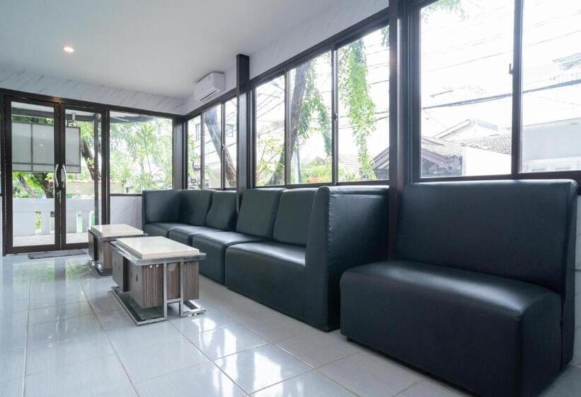 Hotel Reddoorz Plus Near Itc Cempaka Mas 2