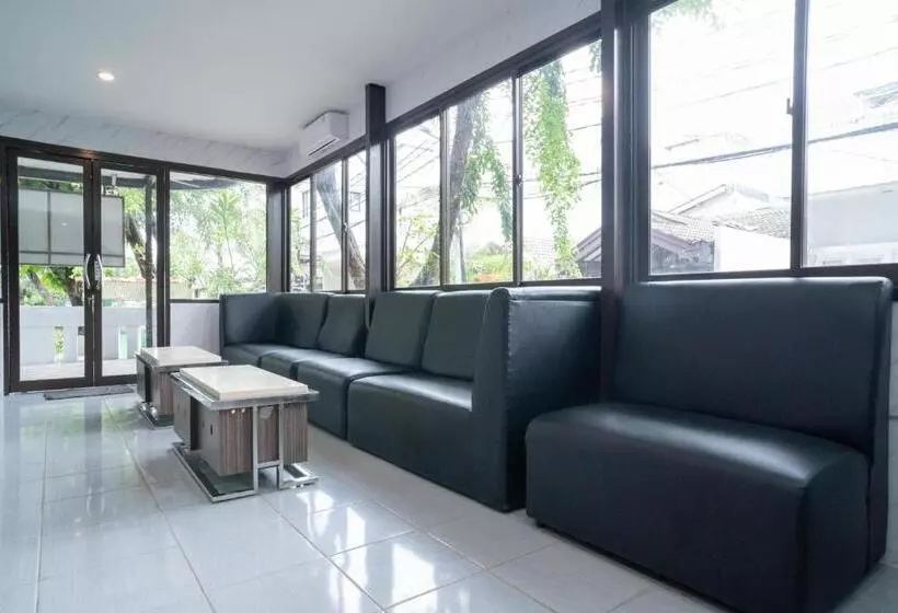 ホテル Reddoorz Plus Near Itc Cempaka Mas 2