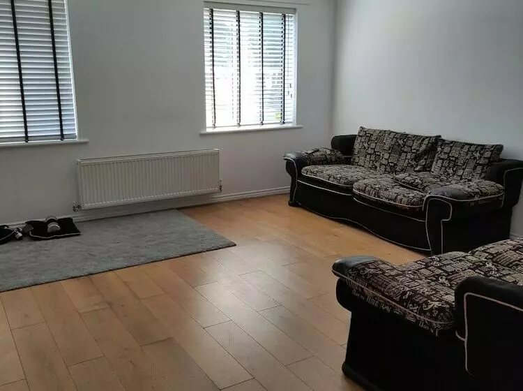 Immaculate 1 Bed Apartment In Borehamwood