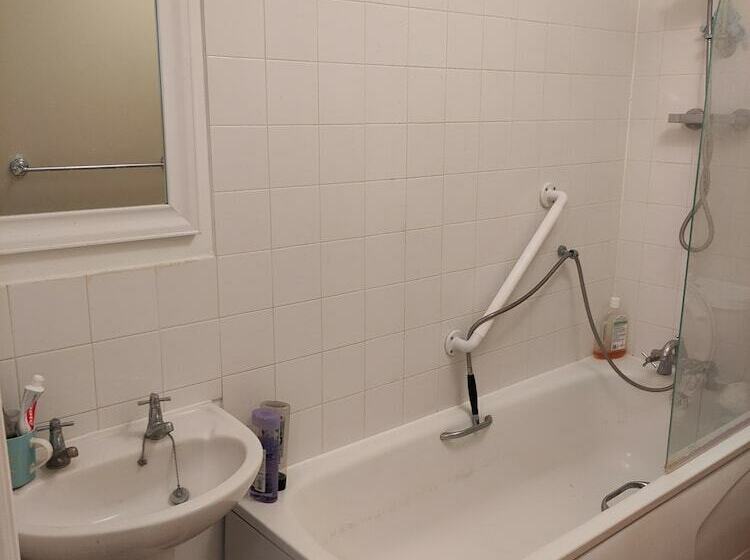Immaculate 1 Bed Apartment In Borehamwood