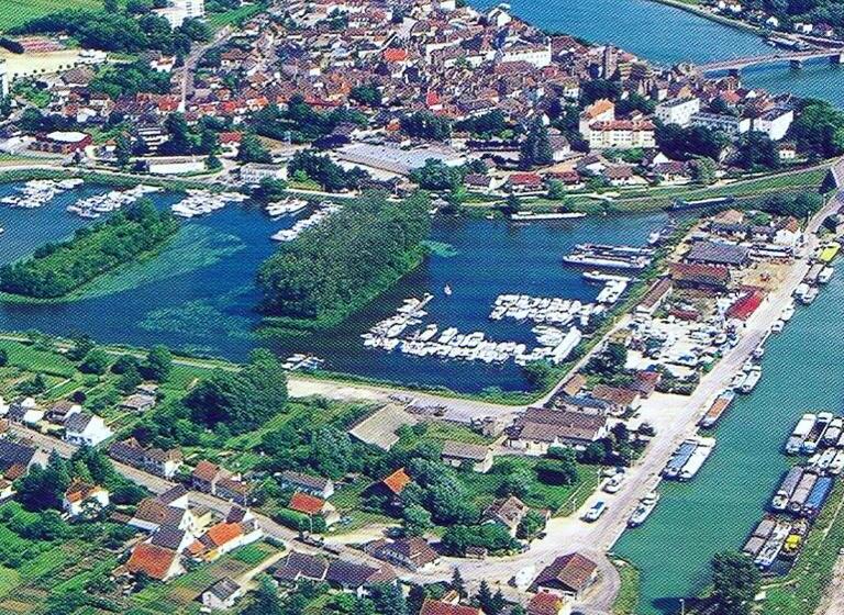 Le Carrosse, La Diligence, Centre Saint Jean De Losne Tarif 2pers 1 Chambre, Tarif 4 Pers 2 Chambres